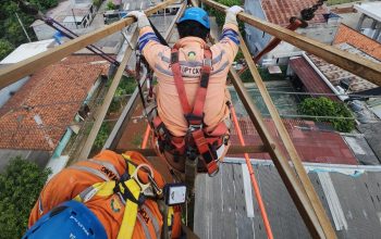 Jelang Peringatan HUT RI ke-79, PLN UIT JBB Sukses Lakukan Penggantian Isolator Tanpa Padam