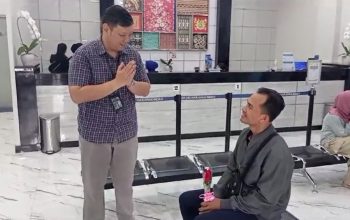 Hari Pelanggan Nasional, BRI Kanca Bekasi Harapan Indah Berbagi Bingkisan