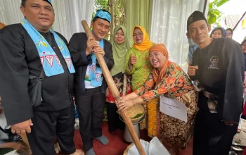 Puluhan Ibu-ibu PKK di Depok Ikuti Lomba Numbuk Uli