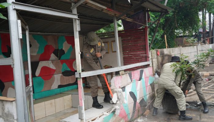 Bangunan Semi Permanen Milik Ormas di Citeureup Dibongkar, 86 Botol Miras Diamankan