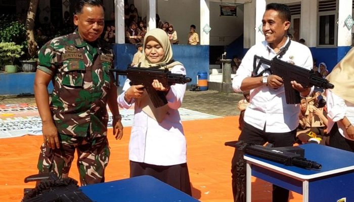 Siswa SMPN 22 Depok Diajarkan Cara Berperang
