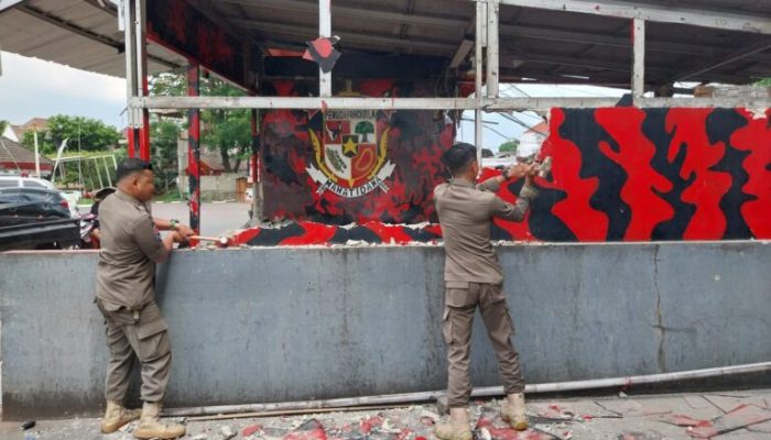 Aparat Gabungan Bongkar Posko Ormas di Depok