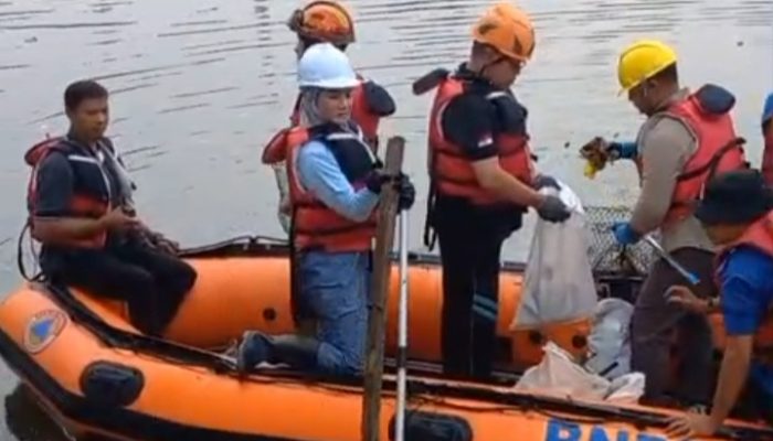 Komitmen Atasi Masalah Banjir, Yeti Wulandari Bebersih Situ Pedongkelan