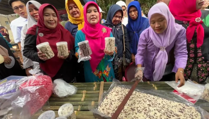 Lebaran Depok, Cing Ikah Biking Teng-teng Bareng Ibu-ibu