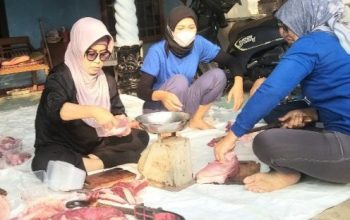 Sambil “Ngelemprak”, Politisi Wanita Ini Cekatan Potong-potong Daging Kurban