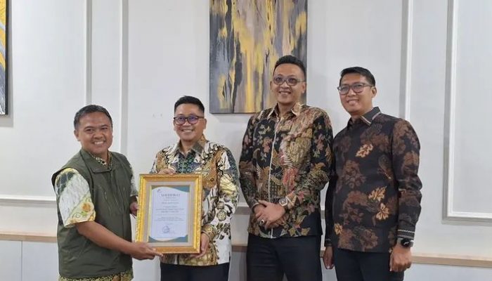IPB University Beri Award Perumda Pasar Tohaga
