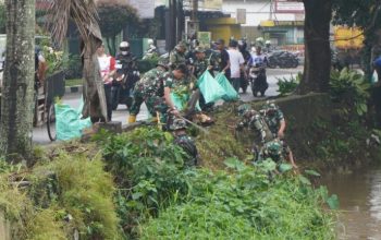 Dibantu Tentara, Warga Depok Kerja Bakti Bersihkan Kali di Pancoran Mas