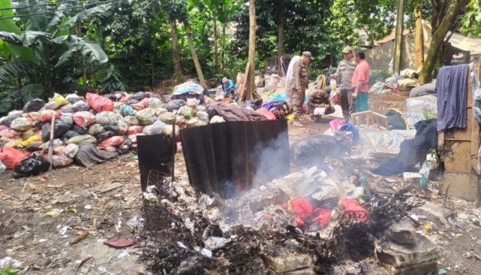 Dedi Mulyadi Tindak Lokasi Pembakaran dan Penimbunan Sampah Ilegal di Cinangka