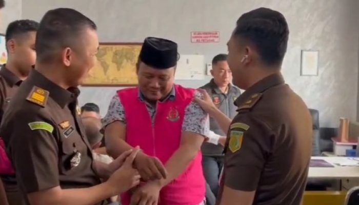 Pejabat KONI Lamteng Tersenyum Saat Di Borgol Petugas Kejari