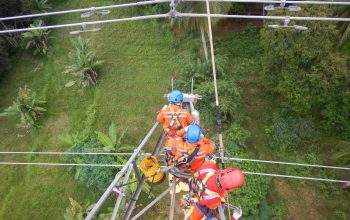 Peringati HUT ke-80 RI, PLN UIT JBB Lakukan Pergantian Isolator dan Perbaiki Arching Horn 150 kV Labuan-Saketi