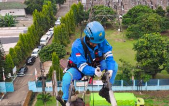 Jelang Hari Pelanggan Nasional, PLN UIT JBB Perbaiki Konduktor SUTT 150 kV Cikupa-Suvarna