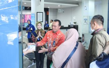 Meriahkan HPN 2025, BRI Depok Berbagi Bingkisan ke Nasabah