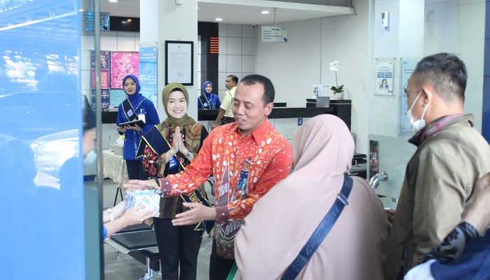 Meriahkan HPN 2025, BRI Depok Berbagi Bingkisan ke Nasabah