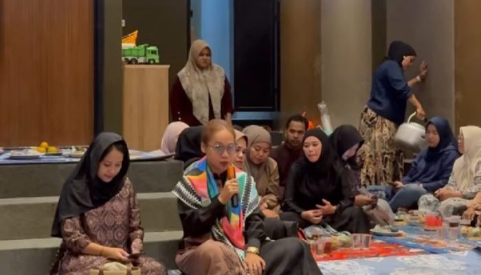 Qori Hatmalina Berangkatkan Dua Warga Sawangan ke Tanah Suci
