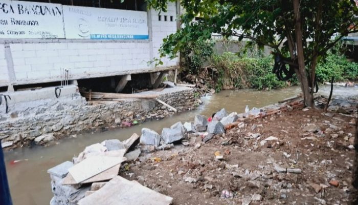 Toko Bangunan di Pondok Terong Berdiri di Atas Sungai, Ada Oknum Terima Rp.30 juta