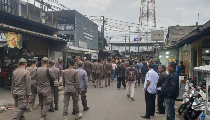 PKL di Stasiun Depok Lama Dibongkar, Penyewa Ruko Bilang Satpol-PP ga Adil