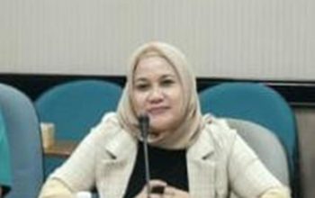 Hadapi Pembacaan Sanksi, Tati Tampil Santai di Paripurna DPRD Depok